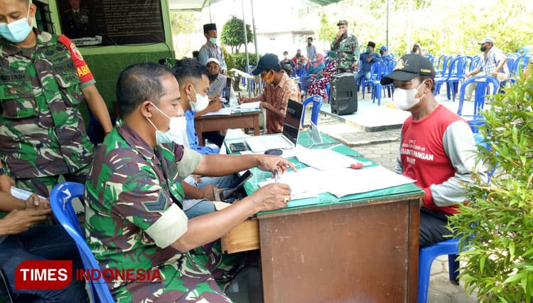 Salurkan BTPKLWN, Danramil Socah Harap Ekonomi Masyarakat Membaik